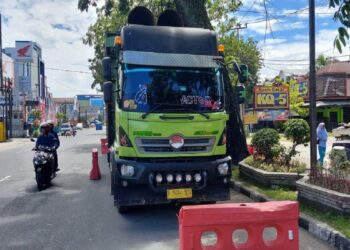 Bikin Macet Parah di Sitinjau Lauik, Truk Tronton Bermuatan Pipa Besi Diamankan Polisi 18 Bikin Macet Parah di Sitinjau Lauik, Truk Tronton Bermuatan Pipa Besi Diamankan Polisi