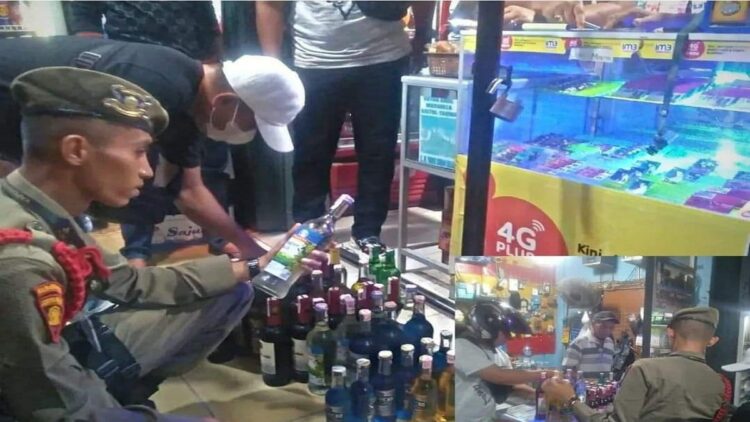 Razia, Satpol PP Sita Puluhan Botol Minol dari Tiga Tempat di Padang 1 Satpol PP Padang menyita puluhan botol minol dari tiga tempat di Padang. (IST)