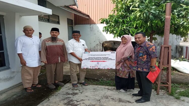 Andre Rosiade Salurkan 20 Ekor Sapi Kurban di Sumbar 1 Penyerahan secara simbolis sapi kurban kepada pengurus Rumah Singgah Andre Rosiade, Joni Rusjan di Kelurahan Jati Baru, Padang Timur, Jumat (8/7/2022). (IST)