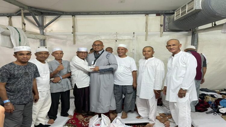 Anggota DPR RI Andre Rosiade mengunjungi jamaah haji asal Sumbar di tenda Mina, Mekkah, Arab Saudi, Minggu (10/7/2022) malam. (IST)