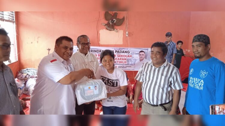 Ketua DPC Partai Gerindra Kota Padang Verry Mulyadi menyerahkan bantuan untuk korban kebakaran di RW 04 Sawahan Timur, Padang Timur. (IST)