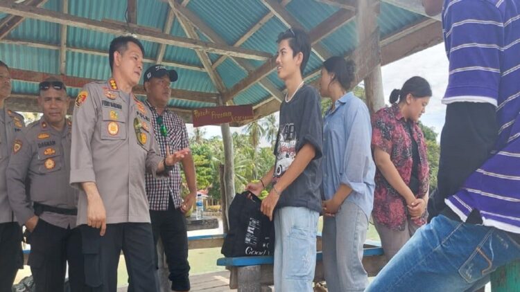 Kapolresta Padang Pimpin Patroli Laut, Kunjungi sejumlah Pulau-pulau Wisata 1 Kapolresta Padang berdialog dengan beberapa pengunjung pulau wisata di Padang. (IST)