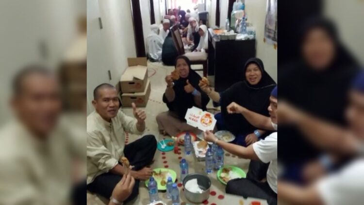 Andre Rosiade Jamu Makan Siang Ratusan Jemaah Haji asal Sumbar di Mekkah 1 Anggota DPR RI Andre Rosiade menjamu ratusan jemaah haji asal Sumbar di Mekkah. (IST)