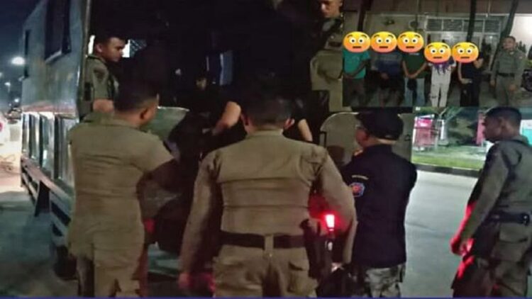 Satpol PP Padang mengamankan lima orang karena berkumpul hingga larut malam. (IST)