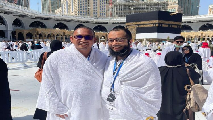 Anggota DPR RI Andre Rosiade dan Ustaz Khalid Basalamah di Mekkah, Arab Saudi saat menjalankan ibadah haji 2022. (IST)