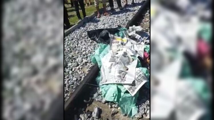 Jenazah petugas kebersihan yang terlindas KA di kawasan Lubukbuaya. (IST)