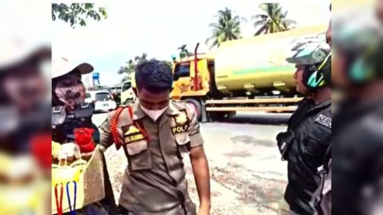 Beraktifitas di Lampu Merah, 3 Orang di Padang Digaruk Satpol PP 1 Satpol PP Padang kembali menjaring tiga orang yang beraktifitas di lampu merah. (IST)