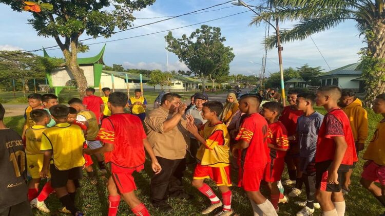 Tokoh sepakbola Verry Mulyadi memberi semangat untuk tim U-14 Sumbar yang akan berlaga di kejuaraan nasional FOPSSI di Semarang. (IST)