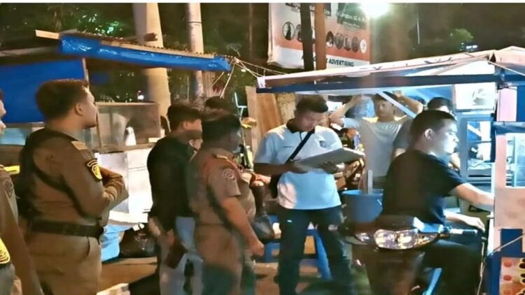 Satpol PP Padang memberikan surat peringatan ke sejumlah PKL di Padang. (IST)