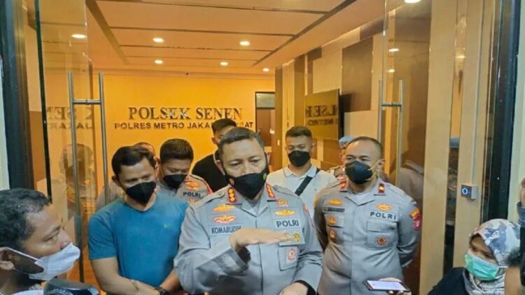 Kapolres Metro Jakarta Pusat Kombes Pol Komarudin memberikan keterangan pers di Polsek Senen, Jakarta Pusat, Senin (25/7) malam. (ANTARA/HO-Dokumentasi Pribadi)