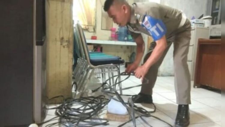 Membahayakan, Satpol PP Padang kembali Temukan Kabel Listrik Liar di Kawasan Cimpago 1 Satpol PP membawa kabel listrik liar yang ditemukan di kawasan Cimpago. (IST)