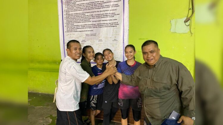 Verry Mulyadi Dukung 4 Atlet FKKSP Berlaga di Kejuaraan Bulutangkis Piala Presiden 2022 1 Verry Mulyadi salam komando dengan atlet bulutangkis FKKSP yang akan berlaga di Kejuaraan Bulutangkis Piala Presiden. (IST)