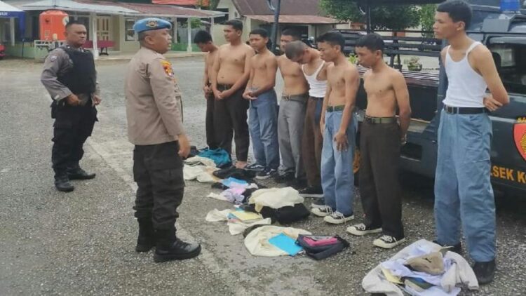 8 siswa dari SMKN 5 Padang menjalani pemeriksaan usai diamankan petugas Polsek Kototangah. (IST)