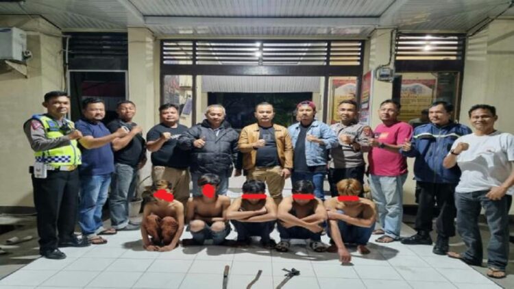 Polsek Lubukbegalung bersama warga mengamankan lima pelaku tawuran. (IST)