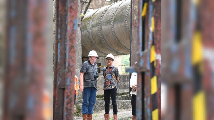 Dipersiapkan Jadi Warisan Dunia, Ahli Teknik Mesin dari Jerman Kunjungi Pabrik Indarung I 1 Direktur Operasi PT Semen Padang Indrieffouny Indra (kanan) mendampingi ahli teknik mesin dari Jerman, Albert Gieseler (kiri) ke Pabrik Indarung I, Jumat (8/7/2022).