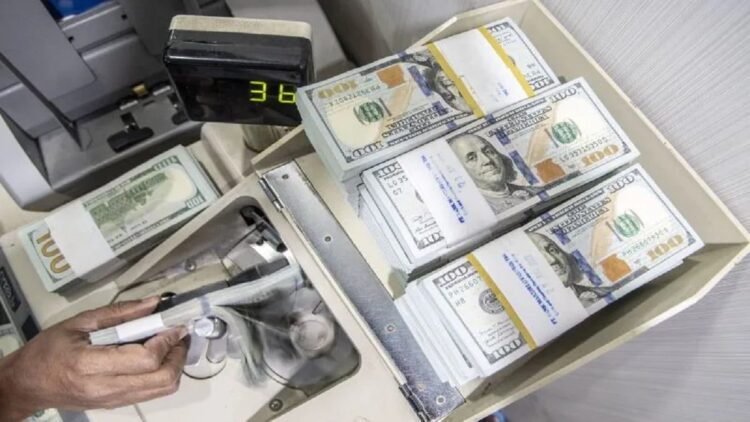 Isu The Fed dan Resesi, Rupiah Melemah Dekati Angka Rp15.000 per Dolar AS 1 Petugas menghitung uang dolar AS di Cash Pooling Bank Mandiri, Jakarta, Kamis (23/6/2022). ANTARA FOTO/Muhammad Adimaja/YU (ANTARA FOTO/MUHAMMAD ADIMAJA)