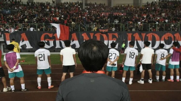 Tuding Thailand "Main Sabun" Lawan Vietnam, PSSI Sampaikan Protes Resmi ke AFF 1 Pelatih kepala Shin Tae-Yong (tengah) bersama sejumlah pesepak bola Tim Nasional Indonesia U-19 menyapa suporter usai pertandingan melawan tim Nasional Myanmar U-19 (kanan) dalam laga penyisihan Grup Piala AFF U19 2022 di Stadion Patriot Chandrabhaga, Bekasi, Jawa Barat, Minggu (10/7/2022). ANTARA FOTO/ Fakhri Hermansyah/hp. (ANTARA FOTO/Fakhri Hermansyah)