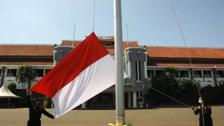 Instansi Pemerintahan Diminta Pasang Bendera Merah Putih 1-31 Agustus 1 Ilustrasi menaikkan bendera merah putih. (net)