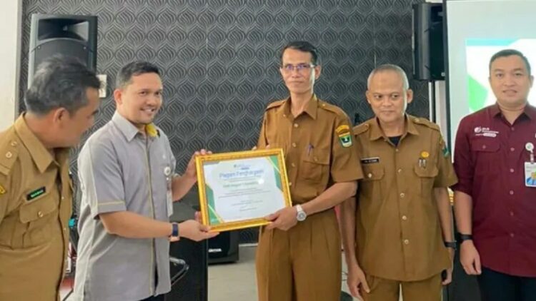 Lindungi Siswa Praktik dengan Jamsostek, Empat SMK di Sijunjung dan Sawahlunto Diganjar Penghargaan 1 Kepala Cabang Dinas V(Kacabdin) Rahmat menerima piagam penghargaan dari BPJAMSOSTEK cabang Solok karena peduli akan jaminan sosial dan sudah mendaftatkan pelajar magang sebagai peserta jaminan sosial. (Antara/HO-BPJAMSOSTEK)