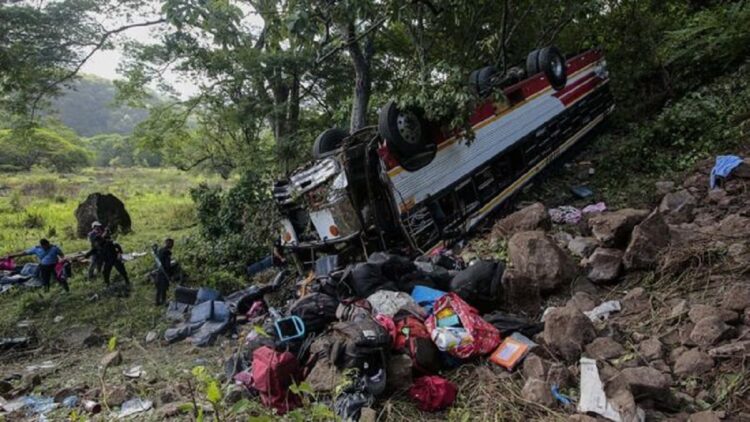 Kondisi bus terjun ke jurang di Nikaragua yang menyebabkan 16 orang penumpang tewas. (AFP/OSWALDO RIVAS)