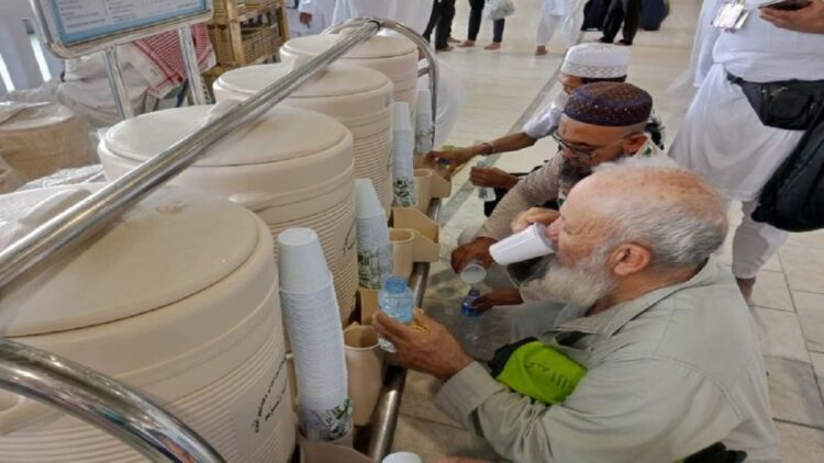 Ilustrasi jemaah haji saat meminum ari zamzam. (net)
