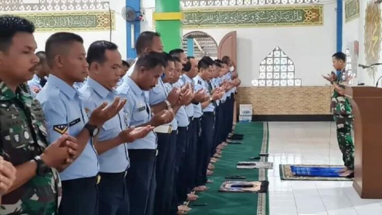 Doa bersama anggota TNI AL di Padang untuk pilot yang meninggal saat misi negara.
