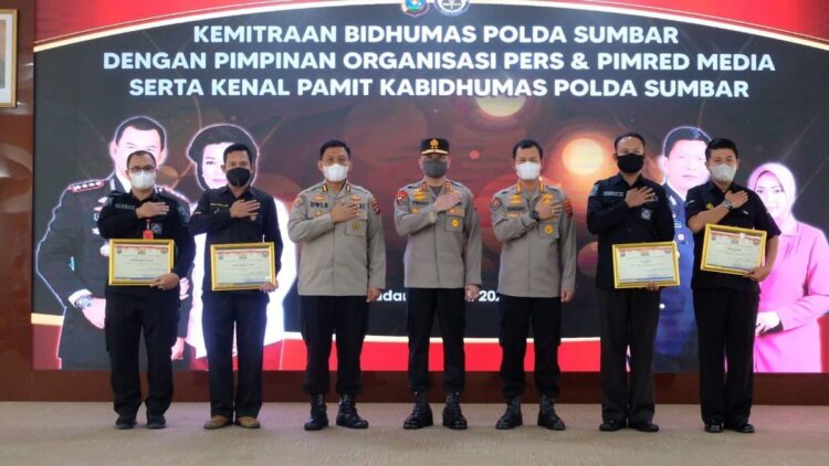 Berdedikasi, Empat Personel Bidhumas Polda Sumbar Dapat Penghargaan dari Kapolda 1 Empat personel Bidhumas Polda Sumbar dapat penghargaan.