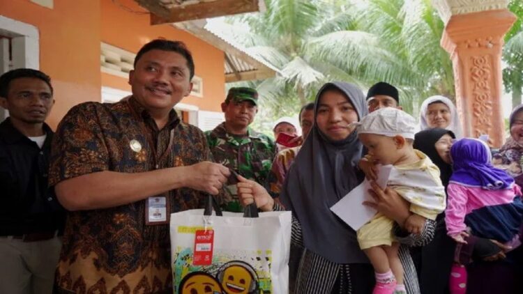 Kanwil DJPb Sumbar Salurkan APBN Rp30 T, Salah Satunya untuk Penurunan Stunting 1 Kepala kanwil DJPb Sumbar Heru Pudyo Nugroho memberikan bantuan bapak asuh sebagai upaya turut serta menurunkan angka stunting di Padang Pariaman ( (Antara/HO-DJPb Sumbar)