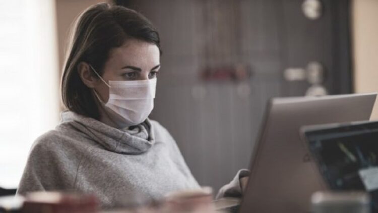 Covid-19 Bisa Menginfeksi Ulang Secara Cepat, Baik Divaksin atau Tidak? 1 ilustrasi pakai masker