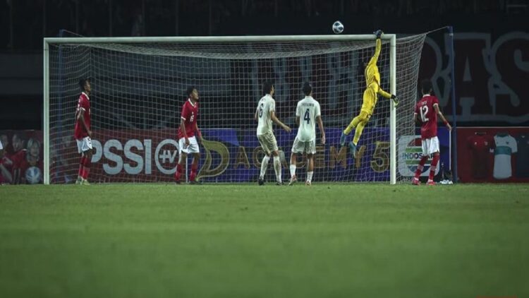 Thailand menunjukkan perubahan permainan yang lebih baik dibandingkan babak pertama. Mereka mampu keluar dan menekan lini pertahanan Timnas Indonesia U-19.  (CNN Indonesia/Adhi Wicaksono)