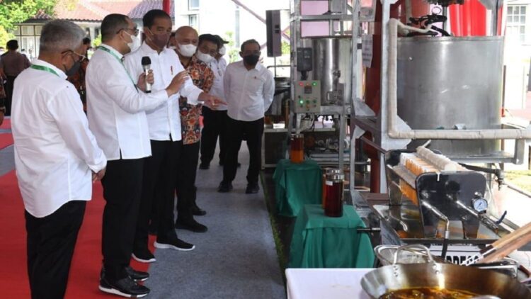 Presiden Jokowi meninjau proses penelitian minyak makan merah di PPKS, Kampung Baru, Kota Medan, Kamis (07/07/2022). (Foto: BPMI Setpres/Kris)