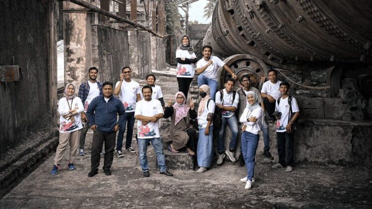 Jajaran Biro Humas Semen Padang dan jurnalis di Padang berpose di Pabrik Indarung 1 usai perayaan HUT Pengambilalihan Semen Padang yang ke-64.