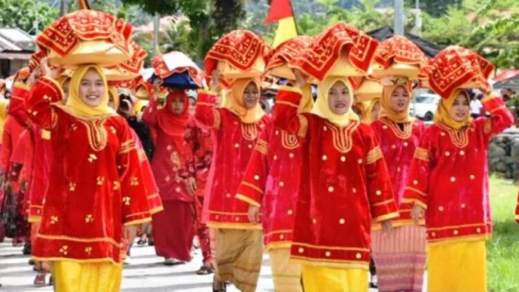 Arak-arakan jamba di Festival Pesona Danau Maninjau, Rabu (27/7). (ANTARA/HO-Humas Pemkab Agam)