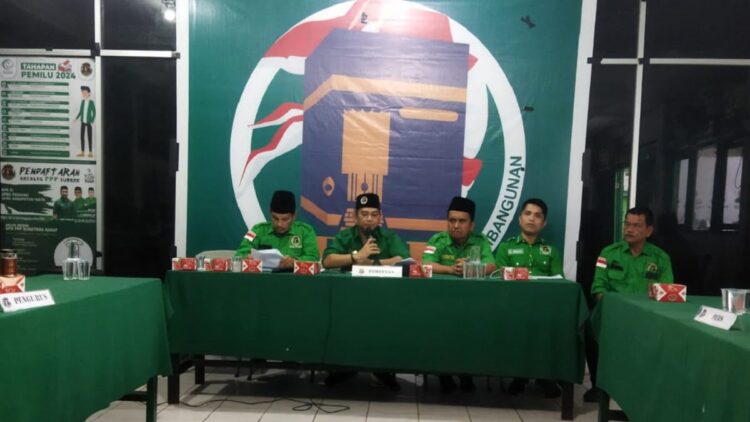 Kisruh DPC PPP Kota Padang Selesai, Maidestal Hari Mahesa Dipastikan Jadi Ketua Lagi 1 Jumpa pers DPC PPP Kota Padang terkait penetapan Maidestal Hari Mahesa menjadi ketua.