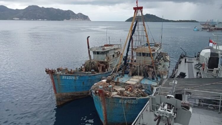 Tangkap Ikan secara Ilegal, Dua Kapal Vietnam Diamankan TNI AL di Laut Natuna 1 Kapal penangkap ikan berbendara Vietnam diamankan prajurit TNI AL di Laut Natuna. (Alfie/MNC Portal)