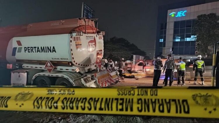Kecelakaan truk Pertamina di Jl Alternatif Cibubur, Bekasi. (Rizky Adha Mahendra/detikcom)