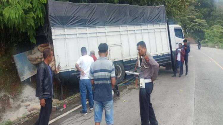 Truk Hantam Dua Kendaraan di Panorama 2 Sitinjau Lauik 1 laka di panorama 2