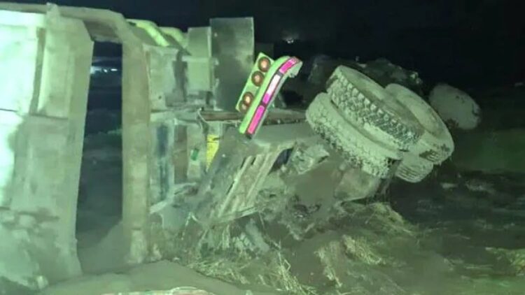 Truk terguling karena kecelakaan beruntun di Jalan Lintas Bukittinggi-Payakumbuh. (ANTARA/Alfatah)