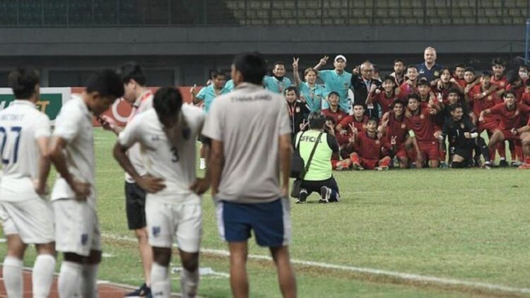 Timnas Thailand U-19 kalah 0-2 dari Laos di semifinal Piala AFF U-19 2022. (ANTARA FOTO/Fakhri Hermansyah)