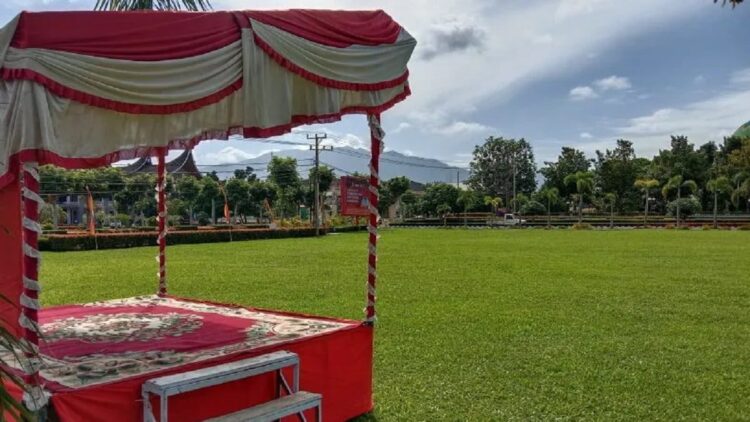 Lapangan di halaman Kantor Bupati Agam untuk salat Idul Adha.