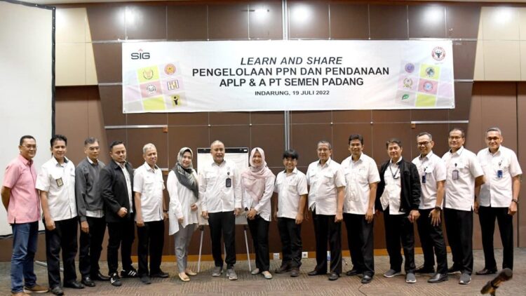 Para peserta Learn and Share diabadikan bersama Direktur Keuangan & Umum PT Semen Padang, Oktoweri, Selasa (19/7/2022).