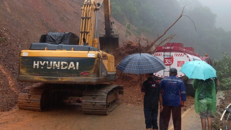 Jalur Sitinjau Lauik Sudah Bisa Dilalui, Polisi: Tetap Hati-hati dengan Longsor Susulan 1 Lokasi longsor di Panorama 2 Sitinjau Lauik dalam pembersihan petugas.