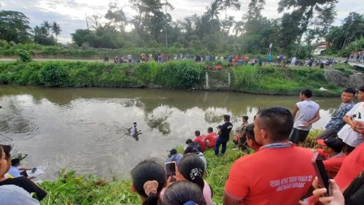 Prosesi Pembuatan Tabuik di Pariaman Dimulai, Diawali 'Maambiak Tanah' sebelum Waktu Magrib 1 Tokoh dan anak nagari Tabuik Subarang serta warga dan pengunjung terlihat menyaksikan prosesi pengambilan tanah pada Pesona Budaya Hoyak Tabuik 2022 di Pariaman, Sumbar pada Sabtu sore. (ANTARA/Aadiaat M. S. )