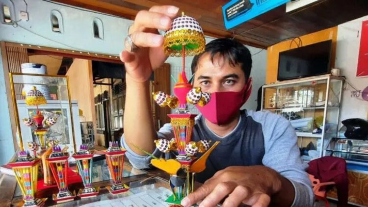 Rumah Tabuik Pasa Ditetapkan sebagai Museum Budaya 1 Perajin miniatur tabuik Adek Sovenir, Kota Pariaman, Sumbar, Ade Ratman (39) sedang menyelesaikan miniatur tabuik di Pariaman. (ANTARA/Aadiaat M. S.)