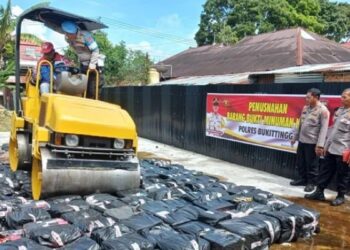 Polres Bukittinggi Musnahkan Ribuan Botol Minol Hasil Tangkapan