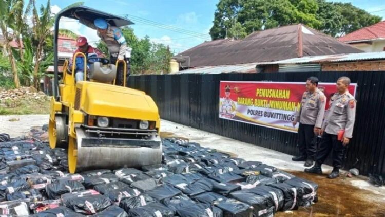 Polres Bukittinggi musnahkan barang bukti minuman beralkohol, Jumat. (Antara/Al Fatah)
