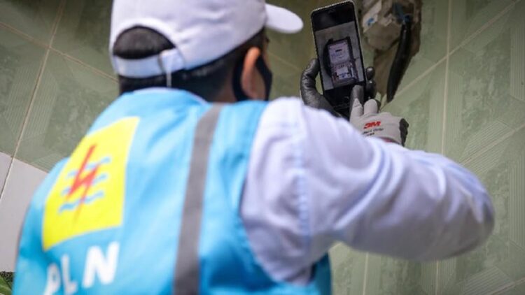 PLN Butuh Suntikan Rp72 T per Tahun hingga 2030 untuk Proyek Ketenagalistrikan 1 Petugas PLN memeriksa meteran listrik. (net)