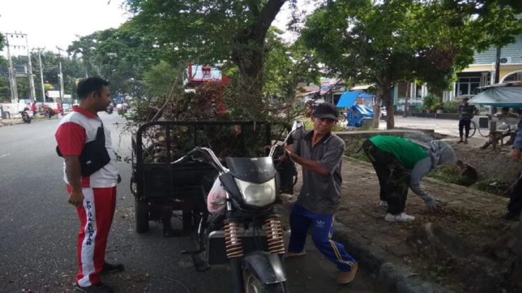 Warga Padang membersihkan aliran air Banda Bakali, Jati Kecamatan Padang Timur pada Minggu. (Antara/HO-Pemkot Padang)