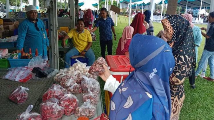 Pemko Sediakan 3.000 Voucher untuk Warga Kurang Mampu saat Pasar Murah di Padang 1 Pasar murah di GOR Rang Agam.