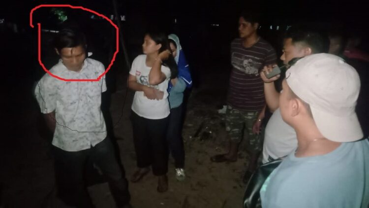 Pelaku narkoba (dilingkar merah) diamankan polisi di Padang, Minggu malam.